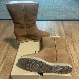 UGG Womens Classic Femme Short